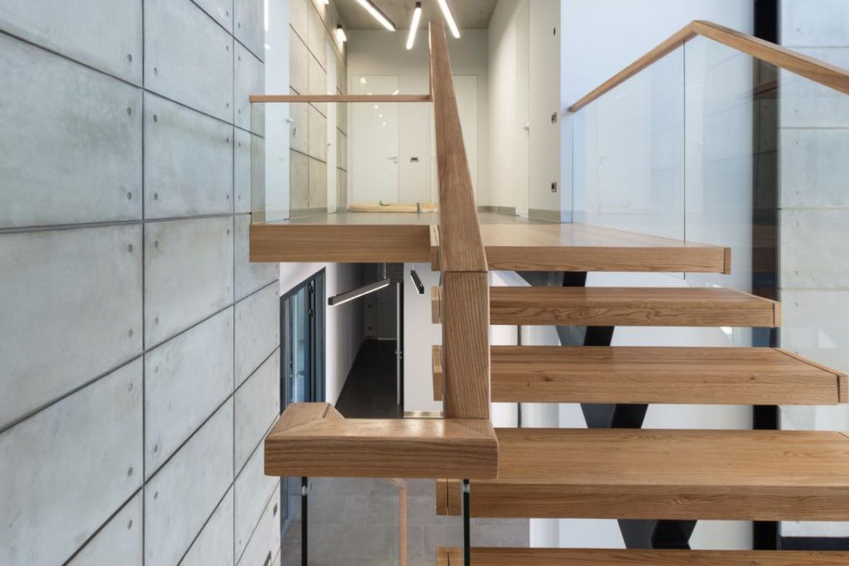 wooden-staircase-glass-railing
